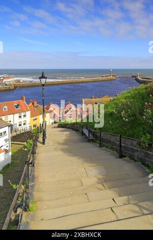 Whitby's Famous 199 Steps and Harbour, Whitby, North Yorkshire, Angleterre, Royaume-Uni. Banque D'Images