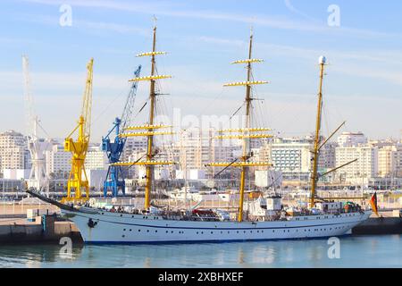 Navire d’entraînement naval allemand « Gorch Fock » construit à l’origine en 1958, restauré au coût de 135 000 000 €, amarré dans le port de Tanger, avril 2024. Banque D'Images