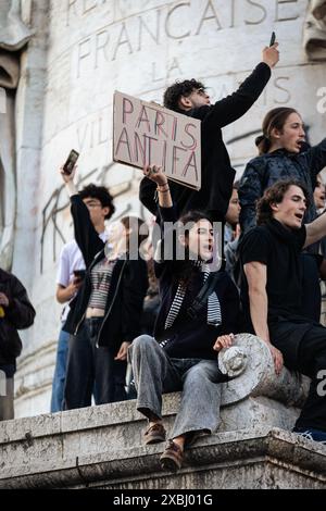 11 juin 2024, Paris, France : un manifestant tient une pancarte qui dit ''Paris Antifa'' pendant la manifestation. À la suite de la victoire de Jordan Bardella, du rassemblement national, aux élections européennes du 9 juin et de la décision controversée du président français Emmanuel Macron de dissoudre l'Assemblée nationale, des milliers de personnes se sont rassemblées pour la troisième journée consécutive à la place RÃ©publique pour une manifestation massive contre l’extrême droite et en faveur de la coalition du Front populaire, créée par les partis de gauche la France insoumise, les socialistes, les communistes et les écologistes. (Crédit Banque D'Images