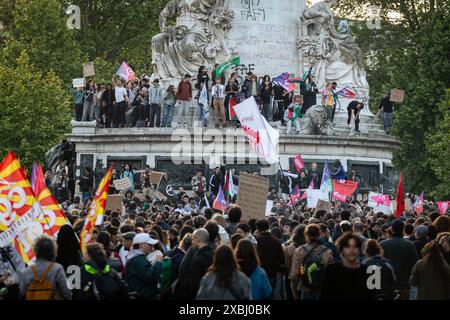 Des manifestants participent à la manifestation. À la suite de la victoire de Jordan Bardella, du rassemblement national, aux élections européennes du 9 juin et de la décision controversée du président français Emmanuel Macron de dissoudre l'Assemblée nationale, des milliers de personnes se sont rassemblées pour la troisième journée consécutive à la place République dans une manifestation massive contre l’extrême droite et en faveur de la coalition du Front populaire, créée par les partis de gauche la France insoumise, les socialistes, les communistes et les écologistes. (Photo Telmo Pinto/SOPA images/SIPA USA) Banque D'Images