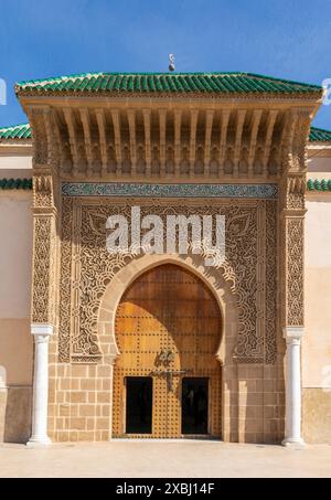 Meknès, Maroc - 5 mars 2024 : vue de l'entrée du complexe funéraire Moulay Isma'il dans la vieille ville de Meknès Banque D'Images