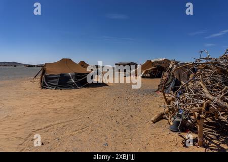 Une vue des cabanes et des tentes de fortune des Touaregs et des bédouins dans le désert du Sahara Banque D'Images