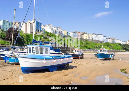 Port de Tenby petits bateaux amarrés à marée basse et maisons colorées de Tenby au-dessus de North Beach baie de Tenby Carmarthan Pembrokeshire West Wales UK GB Europe Banque D'Images