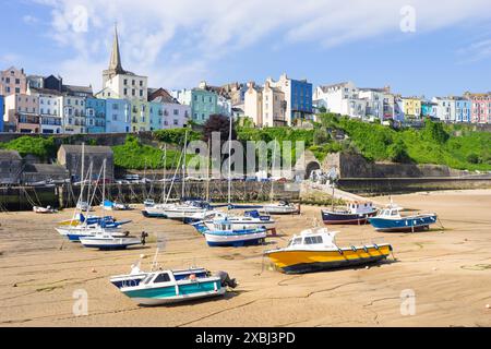 Port de Tenby petits bateaux amarrés à marée basse et maisons colorées de Tenby au-dessus de North Beach baie de Tenby Carmarthan Pembrokeshire West Wales UK GB Europe Banque D'Images