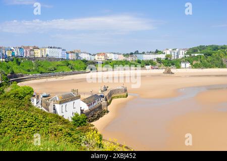 Port de Tenby et les maisons et hôtels colorés au-dessus de la plage de Tenby North dans la baie de Carmarthan Pembrokeshire West Wales UK GB Europe Banque D'Images