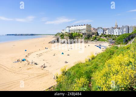 Tenby Castle Beach et long Tenby South Beach Hôtels sur l'Esplanade et la baie de Carmarthan Pembrokeshire West Wales UK GB Europe Banque D'Images