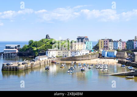 Petits bateaux dans le port de Tenby et la plage de Tenby Harbour à marée haute avec des maisons colorées Tenby Carmarthan Bay Pembrokeshire West Wales UK GB Europe Banque D'Images