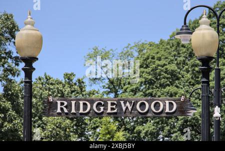 Panneau Ridgewood à l'entrée de la voie ferrée plate-forme de la gare dans le comté de bergen New Jersey (arrêt de transit nj sur le rail de banlieue) toit de lampadaire Banque D'Images