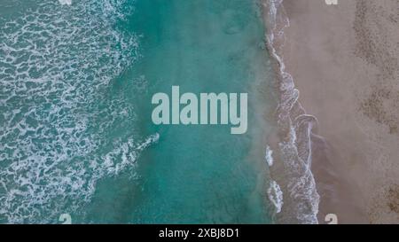 Vue aérienne d'une belle plage blanche baignée par une mer claire et turquoise, la Manga, Murcie, Espagne. Banque D'Images