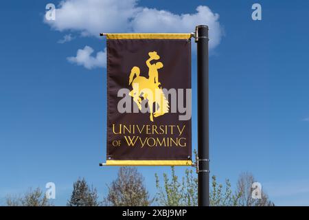 LARAMIE, WY, États-Unis - 13 MAI 2024 : drapeau du campus à l'Université du Wyoming. Banque D'Images