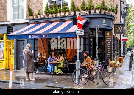 Les gens assis à l'extérieur D'Un café branché / Deli à Bermondsey Street, Bermondsey, Londres, Royaume-Uni. Banque D'Images