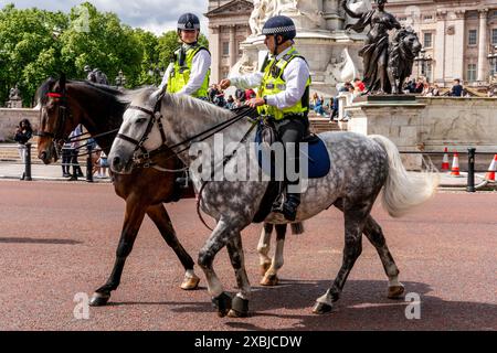 Deux policiers à cheval devant Buckingham Palace, Londres, Royaume-Uni. Banque D'Images