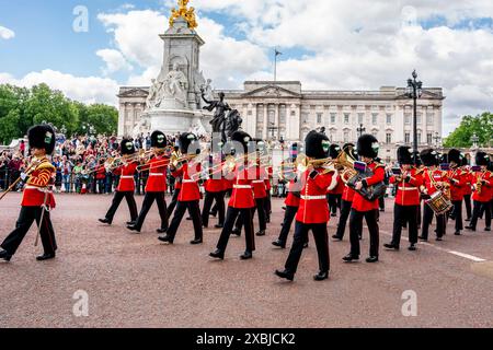 The Band of the Welsh Guards prennent part à la cérémonie de la relève de la garde, Buckingham Palace, Londres, Royaume-Uni. Banque D'Images