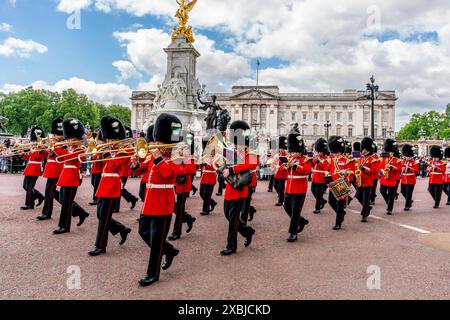 The Band of the Welsh Guards prennent part à la cérémonie de la relève de la garde, Buckingham Palace, Londres, Royaume-Uni. Banque D'Images