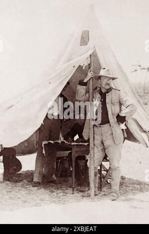 Le lieutenant-colonel Theodore Roosevelt (26e président des États-Unis) avec la cavalerie volontaire des « Rough Riders » à Tampa, en Floride, avant son départ pour Cuba pendant la guerre hispano-américaine. Banque D'Images