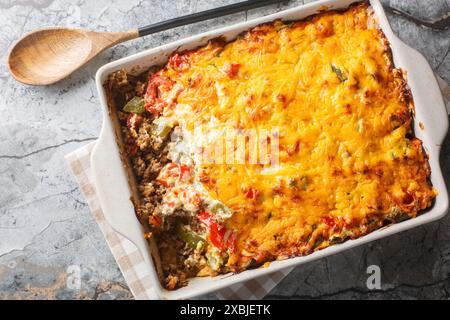 La casserole classique John Wayne a des saveurs merveilleusement sud-ouest, du bœuf haché, une croûte de biscuit, des tomates fraîches et une garniture crémeuse au fromage en gros plan sur t Banque D'Images