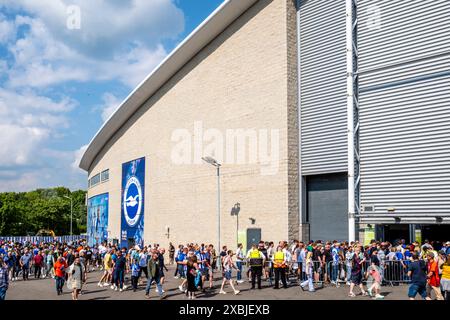 Les fans de Brighton et Hove Albion entrent dans l'Amex Stadium peu avant le match de premier League contre Manchester United, Brighton, Sussex, Royaume-Uni. Banque D'Images