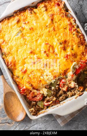 John Wayne casserole est une casserole de bœuf haché facile avec une base de biscuit et chargé de légumes et une garniture de fromage en gros plan sur le plat de cuisson o Banque D'Images