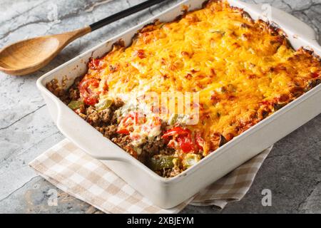 La casserole classique John Wayne a des saveurs merveilleusement sud-ouest, du bœuf haché, une croûte de biscuit, des tomates fraîches et une garniture crémeuse au fromage en gros plan sur t Banque D'Images