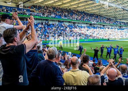 Les fans de Brighton et Hove Albion restent derrière après le final Home Game contre Manchester United pour applaudir le manager Roberto de Zerbi, Brighton, Royaume-Uni. Banque D'Images