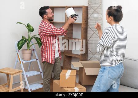 L'homme place la lampe portable comme éclairage et décoration sur l'étagère Banque D'Images
