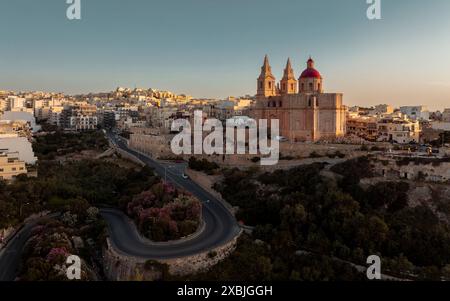 Vue aérienne de la célèbre vieille église paroissiale Mellieha ou naissance de notre-Dame. Pays Malte Banque D'Images