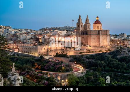 Vue aérienne de la célèbre vieille église paroissiale Mellieha ou naissance de notre-Dame. Pays Malte Banque D'Images