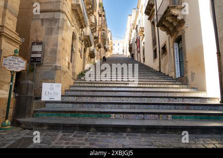 Scalinata di Santa Maria del Monte Steps in Caltagirone, Sicile, Italie. Construit en 1606 pour relier la partie ancienne de Caltagirone à la nouvelle ville Banque D'Images