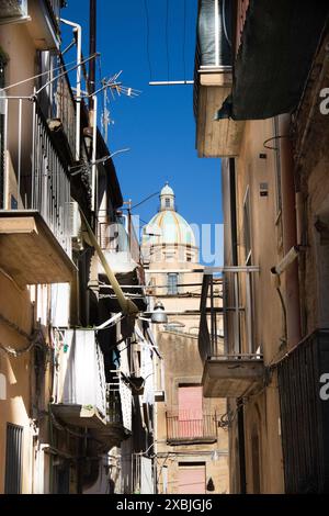 Rue étroite avec dôme église à Caltagirone est le centre de la céramique en Sicile Banque D'Images