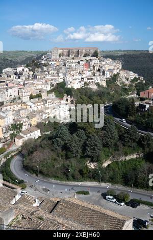 Ragusa Ibla de Ragusa Superiore, Sicile, Italie et le quartier d'échelle entre avec un labyrinthe de ruelles et d'escaliers Banque D'Images