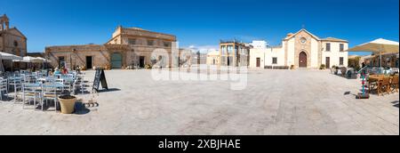 Piazza Regina Margherita dans le hameau de pêcheurs de Marzamemi, Sicile Banque D'Images