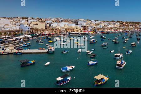 Paysage étonnant sur la ville de Marsaxlokk dans l'île de Mlata. Cette ville est célèbre du marché alimentaire sur le rivage et des bateaux de pêche colorés Banque D'Images