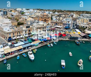 Paysage étonnant sur la ville de Marsaxlokk dans l'île de Mlata. Cette ville est célèbre du marché alimentaire sur le rivage et des bateaux de pêche colorés Banque D'Images