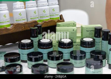 Osijek Croatie - 7 06 2024 : salon de la santé et de la beauté. Une table lors d'une exposition sur la santé et le bien-être présente les produits de soins de la peau TerraPia, y compris des pots de créa Banque D'Images