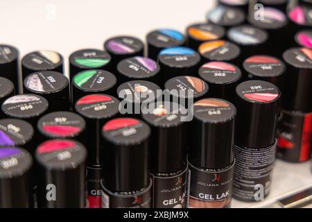 Osijek Croatie - 7 06 2024 : une variété de bouteilles de vernis à ongles en gel coloré sont affichées sur une étagère. Les bouteilles sont disposées en rangées, avec les étiquettes fa Banque D'Images