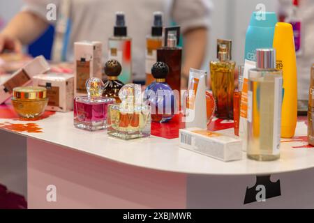 Osijek Croatie - 7 06 2024 : le tableau d'affichage montre une variété de flacons de parfum et de produits de soins corporels. La table est blanche et a une base rose. Il y en a Banque D'Images