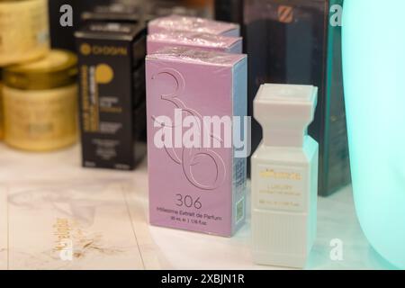 Osijek Croatie - 7 06 2024 : salon de la santé et de la beauté. Flacon de parfum étiqueté 306 extrait intense de parfum affiché sur une table. La bouteille est sitti Banque D'Images