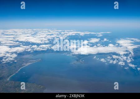 Une vue aérienne de la côte près de Tralee dans le comté de Kerry, Irlande Banque D'Images