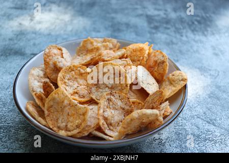 Brun des chips de riz avec des épices et du sel dans un bol. Banque D'Images