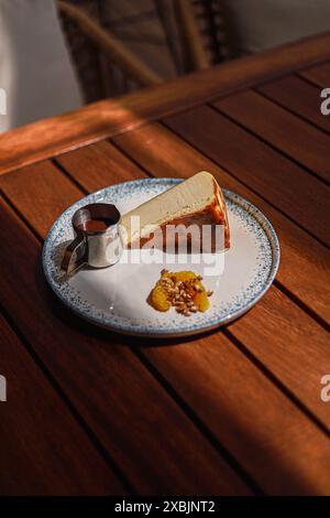 Cheesecake San sebastian sur assiette blanche Banque D'Images