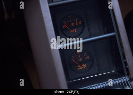 Une photo des jauges auxiliaires dans la console centrale d'une Ferrari Testarossa Banque D'Images