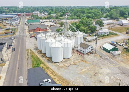 Une vue aérienne d'un grand complexe industriel avec de nombreuses voitures garées dans une ville le long de la rivière Ohio Banque D'Images