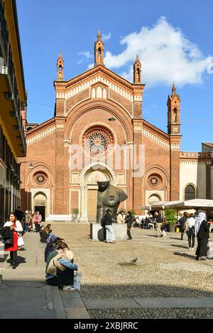 Piazza del Carmine avec la statue 'la Grande Toscane' de l'artiste polonais Igor Mitoraj et l'église de Santa Maria del Carmine, Milan, Italie Banque D'Images