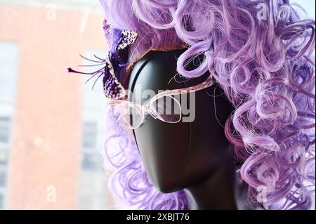 Mannequin en perruque violette portant des lunettes Banque D'Images