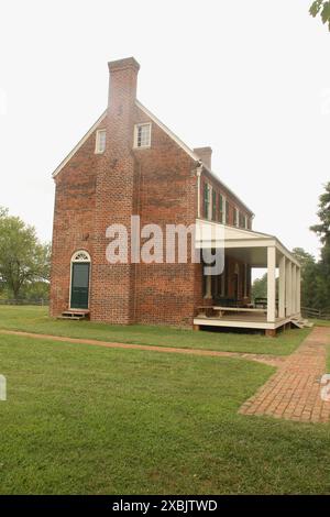 Appomattox court House National Historical Park, va, États-Unis. La taverne du 19ème siècle (arrière) et la maison d'hôtes (à gauche). Banque D'Images