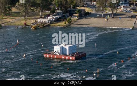 Une barge de Moleaer injecte des nanobubbles dans le lac Elsinore, en Californie, le 27 mai 2024. Cette technologie empêche la formation d'algues dans le lac d'eau douce du sud de la Californie. Photo de Francis Specker Banque D'Images