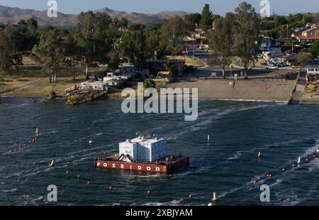 Une barge de Moleaer injecte des nanobubbles dans le lac Elsinore, en Californie, le 27 mai 2024. Cette technologie empêche la formation d'algues dans le lac d'eau douce du sud de la Californie. Photo de Francis Specker Banque D'Images