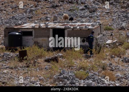 Samedi, d'autres recherches par les services d'urgence incendie grecs dans les collines entourant Pedi à la recherche du Dr britannique Michael Mosley, île de Symi, Grèce. Banque D'Images