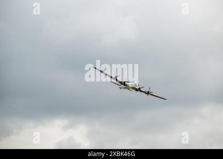 TERRE HAUTE, INDIANA/ USA - 2 JUIN 2024 - Un B-29 Superfortress survole la foule au salon aéronautique de Terre haute. Le B-29 nommé Doc n'est qu'un de TW Banque D'Images