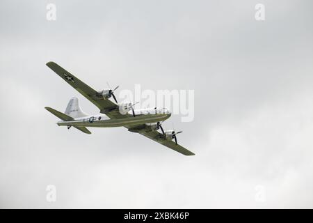 TERRE HAUTE, INDIANA/ USA - 2 JUIN 2024 - Un B-29 Superfortress survole la foule au salon aéronautique de Terre haute. Le B-29 nommé Doc n'est qu'un de TW Banque D'Images